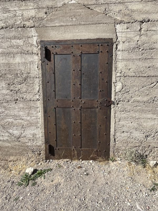 Stevige deur van een oude gevangenis